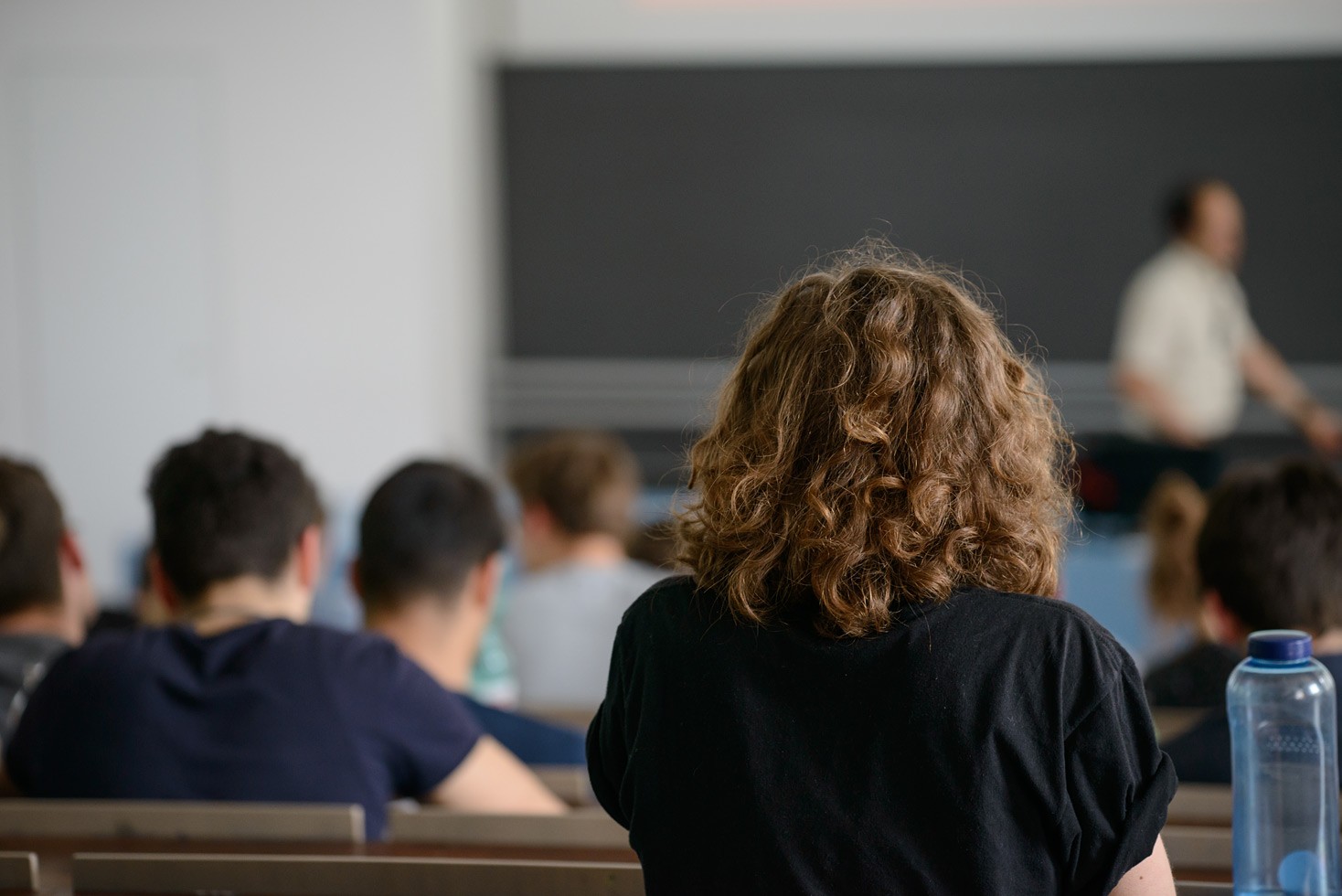 Studierende sitzen in einem Hörsaal