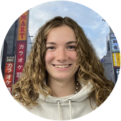 Portrait von Stella, einer Bachelorstudentin der Volkswirtschaftslehre. 