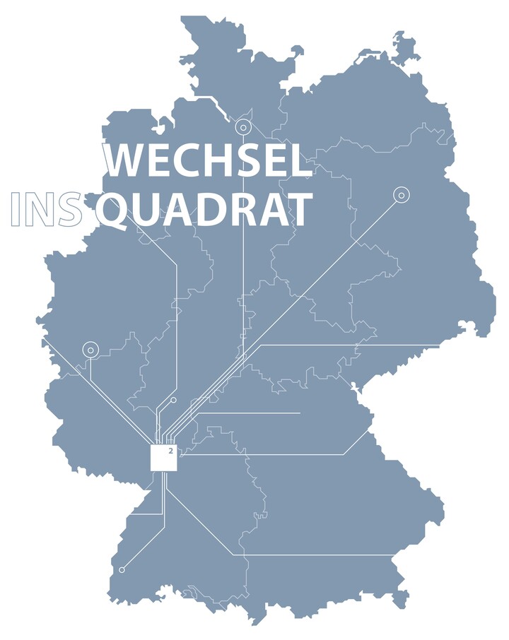 Hochschulwechsel_Done Deutschlandkarte in taubenblau. Linien von verschiedenen Städten führen nach Mannheim. Die Stadt ist markiert mit einem weißen Quadrat in dessen oberer rechter Ecke sich eine kleine zwei befindet. Links oben in der Grafik steht in weißer Schrift und Großbuchstaben „Wechsel ins Quadrat“.
