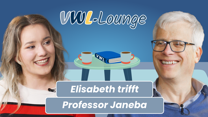 Thumbnail zum YouTube-Video mit Elisabeth und Professor Janeba im Gespräch in der VWL-Lounge. Im Vordergrund die beiden Portraits, im Hintergrund stilisiert auf einem Tisch zwei Kaffeetassen und ein Buch.