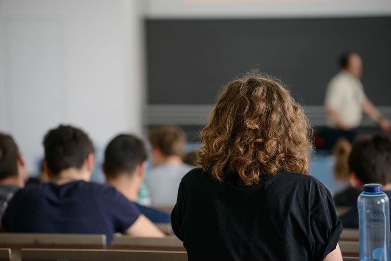 Studierende sitzen in einem Hörsaal