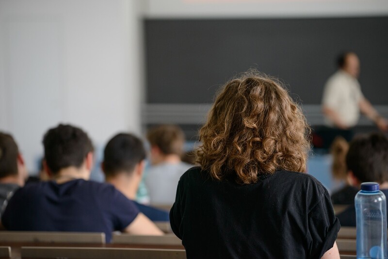 Studierende sitzen in einem Hörsaal