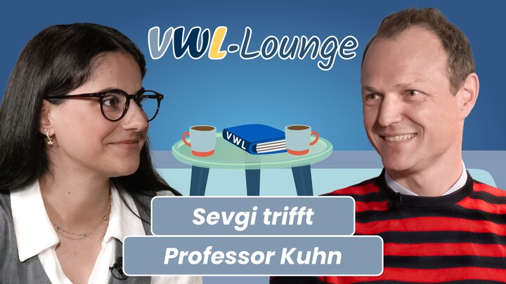 Thumbnail zum YouTube-Video mit Sevgi und Professor Kuhn im Gespräch in der VWL-Lounge. Im Vordergrund die beiden Portraits, im Hintergrund stilisiert auf einem Tisch zwei Kaffeetassen und ein Buch.