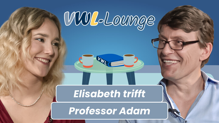 Thumbnail zum YouTube-Video mit Elisabeth und Professor Adam im Gespräch in der VWL-Lounge. Im Vordergrund die beiden Portraits, im Hintergrund stilisiert auf einem Tisch zwei Kaffeetassen und ein Buch.