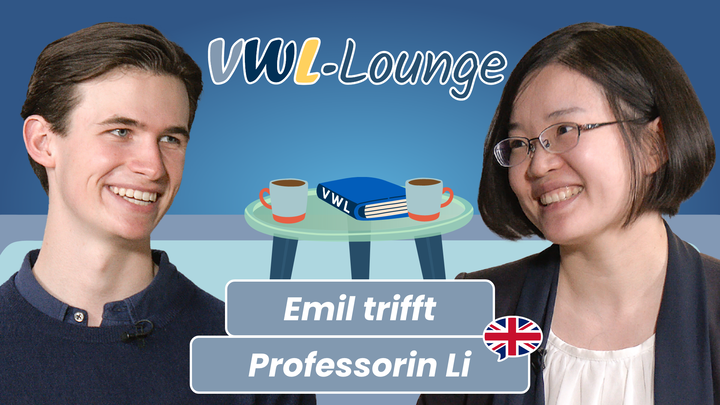 Thumbnail zum YouTube-Video mit Emil und Professorin Li im Gespräch in der VWL-Lounge. Im Vordergrund die beiden Portraits, im Hintergrund stilisiert auf einem Tisch zwei Kaffeetassen und ein Buch.