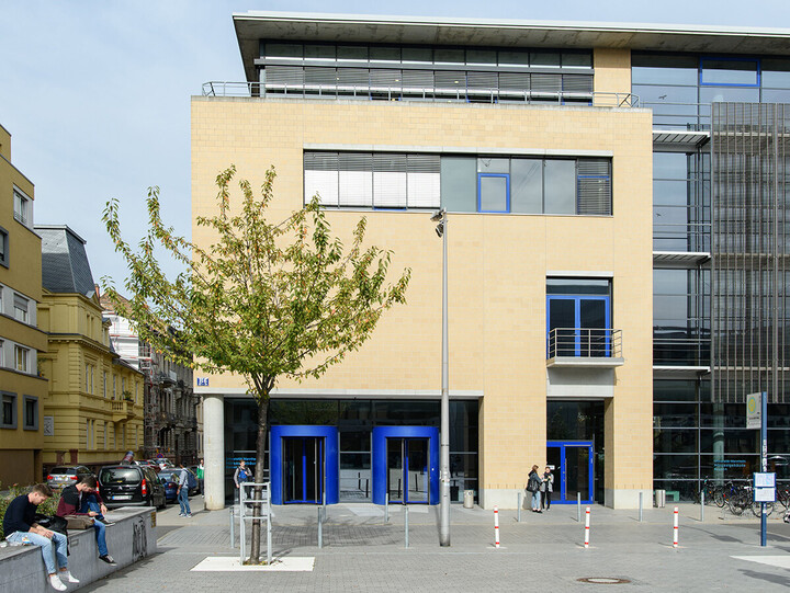 Blick auf das Gebäude B6, Eingangsbereich.