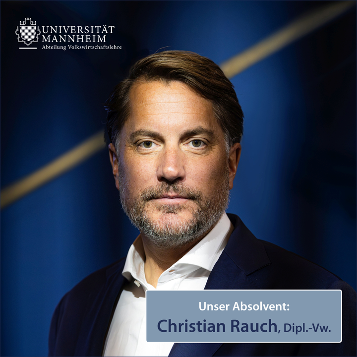Portraitfoto von Christian Rauch vor blauem Hintergrund