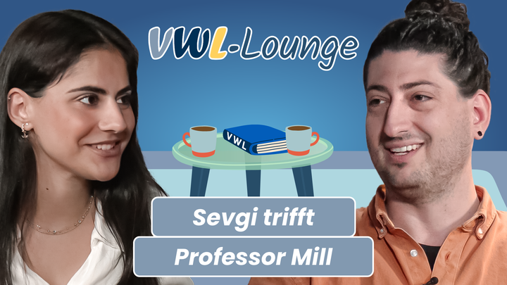 Thumbnail zum YouTube-Video mit Sevgi und Professor Mill im Gespräch in der VWL-Lounge. Im Vordergrund die beiden Portraits, im Hintergrund stilisiert auf einem Tisch zwei Kaffeetassen und ein Buch.