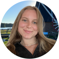 Portrait von Celine, einer Bachelorstudentin der Volkswirtschaftslehre. Sie hat lange blonde Haare und trägt ein schwarzes Oberteil, dazu zwei Halsketten.