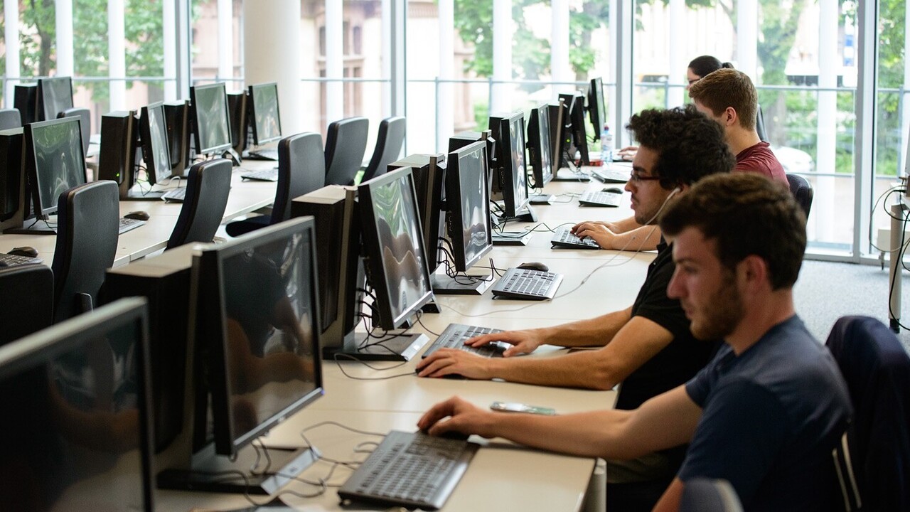 Blick in den VWL PC-Pool. Einige Studierende sitzen vor den Bildschirmen.