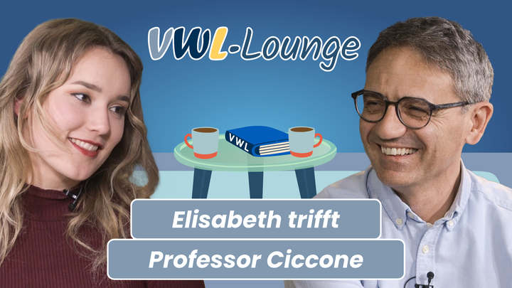 Thumbnail zum YouTube-Video mit Elisabeth und Professor Ciccone im Gespräch in der VWL-Lounge. Im Vordergrund die beiden Portraits, im Hintergrund stilisiert auf einem Tisch zwei Kaffeetassen und ein Buch.