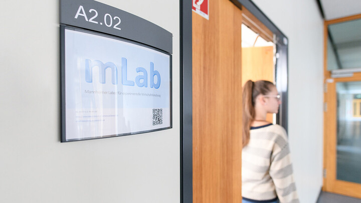 Eine Studentin verlässt den mLab Raum A2.02.