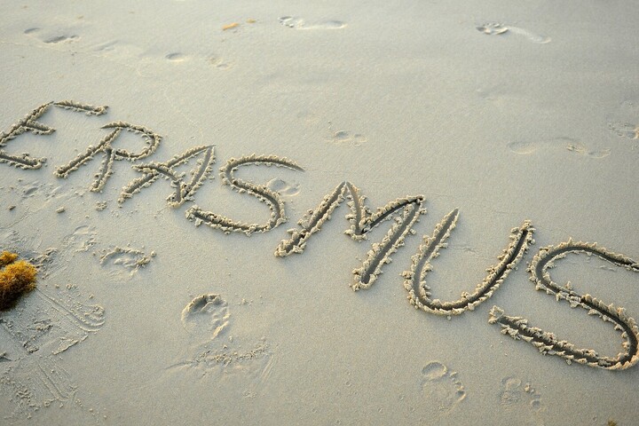 „ERASMUS“ in den Sand geschrieben.