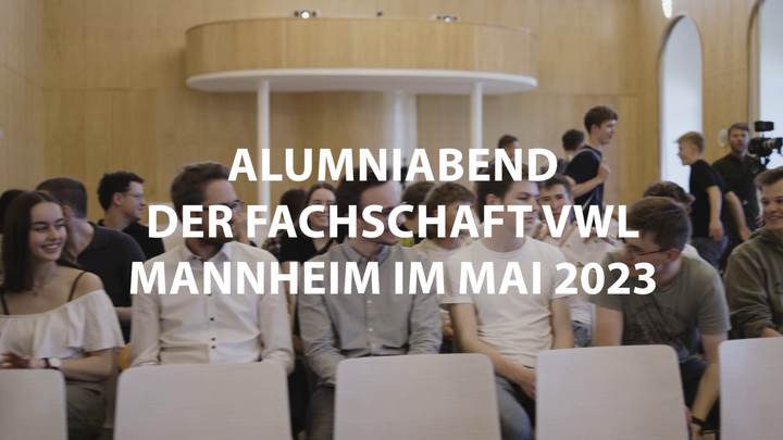Thumbnail zum YouTube-Film über den Alumniabend im Mai 2023. Zu sehen ist ein Teil der Studierenden, die in der Aula Platz genommen haben.