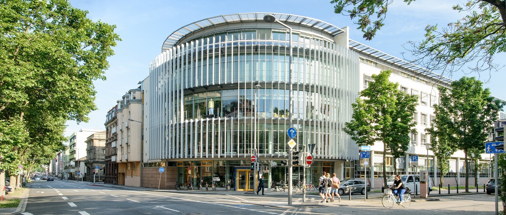 Blick auf das Gebäude der Abteilung Volkswirtschaftslehre, aufgenommen von der gegenüberliegenden Seite der Bismarckstraße