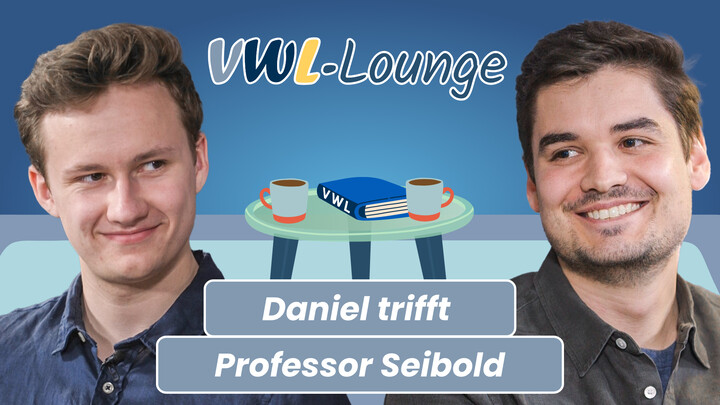 Thumbnail zum YouTube-Video mit Daniel und Professor Seibold im Gespräch in der VWL-Lounge. Im Vordergrund die beiden Portraits, im Hintergrund stilisiert auf einem Tisch zwei Kaffeetassen und ein Buch.