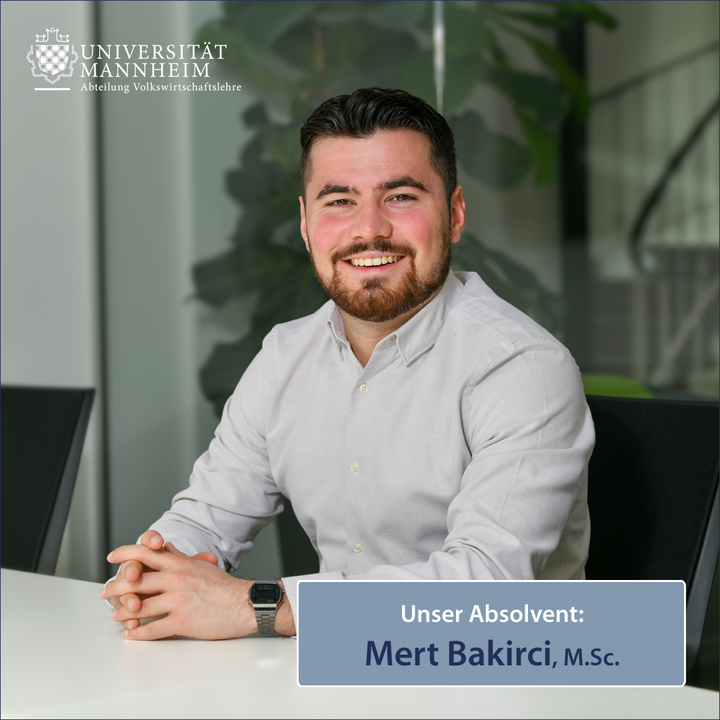 Mert Bakirci, M.Sc, an einem Schreibtisch sitzend