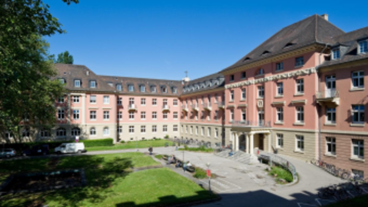 Blick auf das Fakultätsgebäude für Volkswirtschaftslehre und Sozialwissenschaften in Heidelberg.
