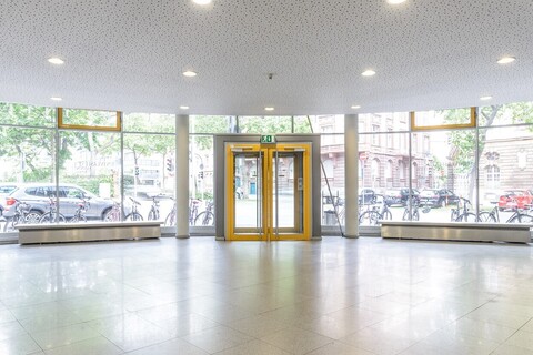 Eingangsbereich des VWL-Gebäudes
