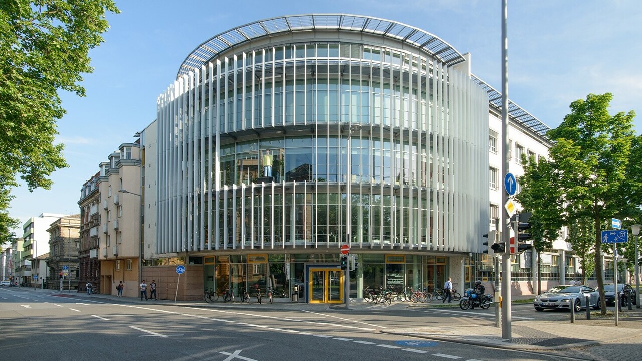 Blick auf das Gebäude der Abteilung Volkswirtschaftslehre, aufgenommen von der gegenüberliegenden Seite der Bismarckstraße.