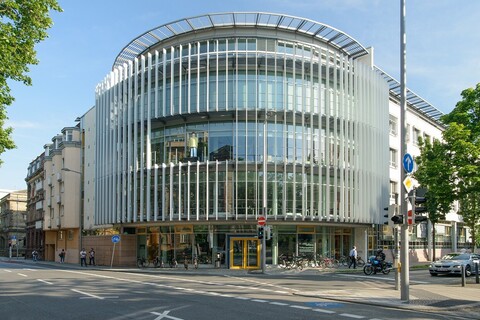 Blick auf das Gebäude der Abteilung Volkswirtschaftslehre, aufgenommen von der gegenüberliegenden Seite der Bismarckstraße.