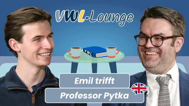 Thumbnail zum YouTube-Video mit Emil und Professor Pytka im Gespräch in der VWL-Lounge. Im Vordergrund die beiden Portraits, im Hintergrund stilisiert auf einem Tisch zwei Kaffeetassen und ein Buch.