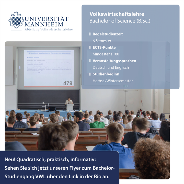 Bild von der ersten Umschlagseite eines Studiengangflyers. Blick aus der hinteren Reihe in einen Hörsaal mit Vorlesungsbetrieb