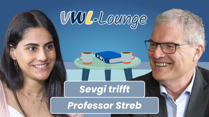 Thumbnail zum YouTube-Video mit Sevgi und Professor Streb im Gespräch in der VWL-Lounge. Im Vordergrund die beiden Portraits, im Hintergrund stilisiert auf einem Tisch zwei Kaffeetassen und ein Buch.