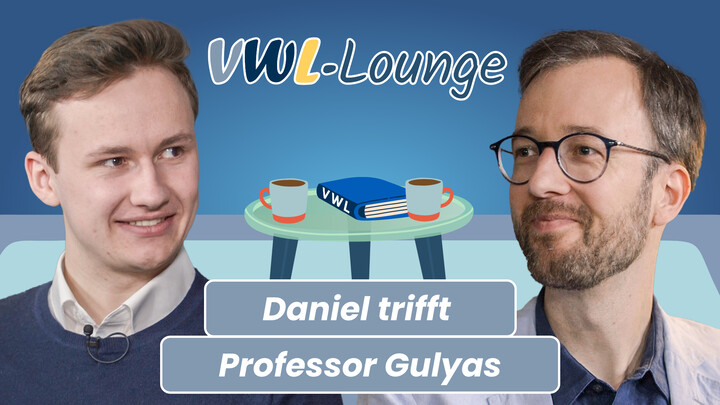 Thumbnail zum YouTube-Video mit Daniel und Professor Gulyas im Gespräch in der VWL-Lounge. Im Vordergrund die beiden Portraits, im Hintergrund stilisiert auf einem Tisch zwei Kaffeetassen und ein Buch.
