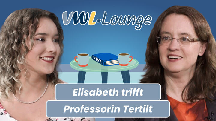 Thumbnail zum YouTube-Video mit Elisabeth und Professorin Tertilt im Gespräch in der VWL-Lounge. Im Vordergrund die beiden Portraits, im Hintergrund stilisiert auf einem Tisch zwei Kaffeetassen und ein Buch.