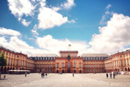Bild vom Ehrenhof des Schlosses