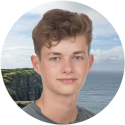 Portrait von Philipp, einem Bachelorstudenten der Volkswirtschaftslehre. Er hat kurze hellbraune Haare und trägt ein graues Oberteil. Hinter ihm befindet sich das Meer und Steinklippen der Irischen Küste.