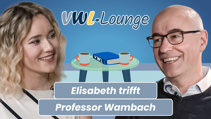 Thumbnail zum YouTube-Video mit Elisabeth und Professor Wambach im Gespräch in der VWL-Lounge. Im Vordergrund die beiden Portraits, im Hintergrund stilisiert auf einem Tisch zwei Kaffeetassen und ein Buch.