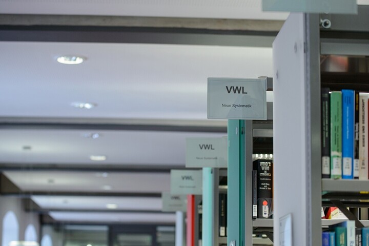 Blick entlang der oberen Kanten von Bücherregalen in der VWL-Bibliothek